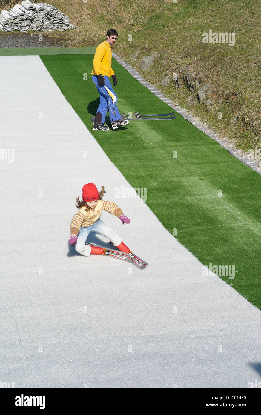 Un giovane bambino cade a secco su un pista da sci in Plymouth Devon England Foto Stock