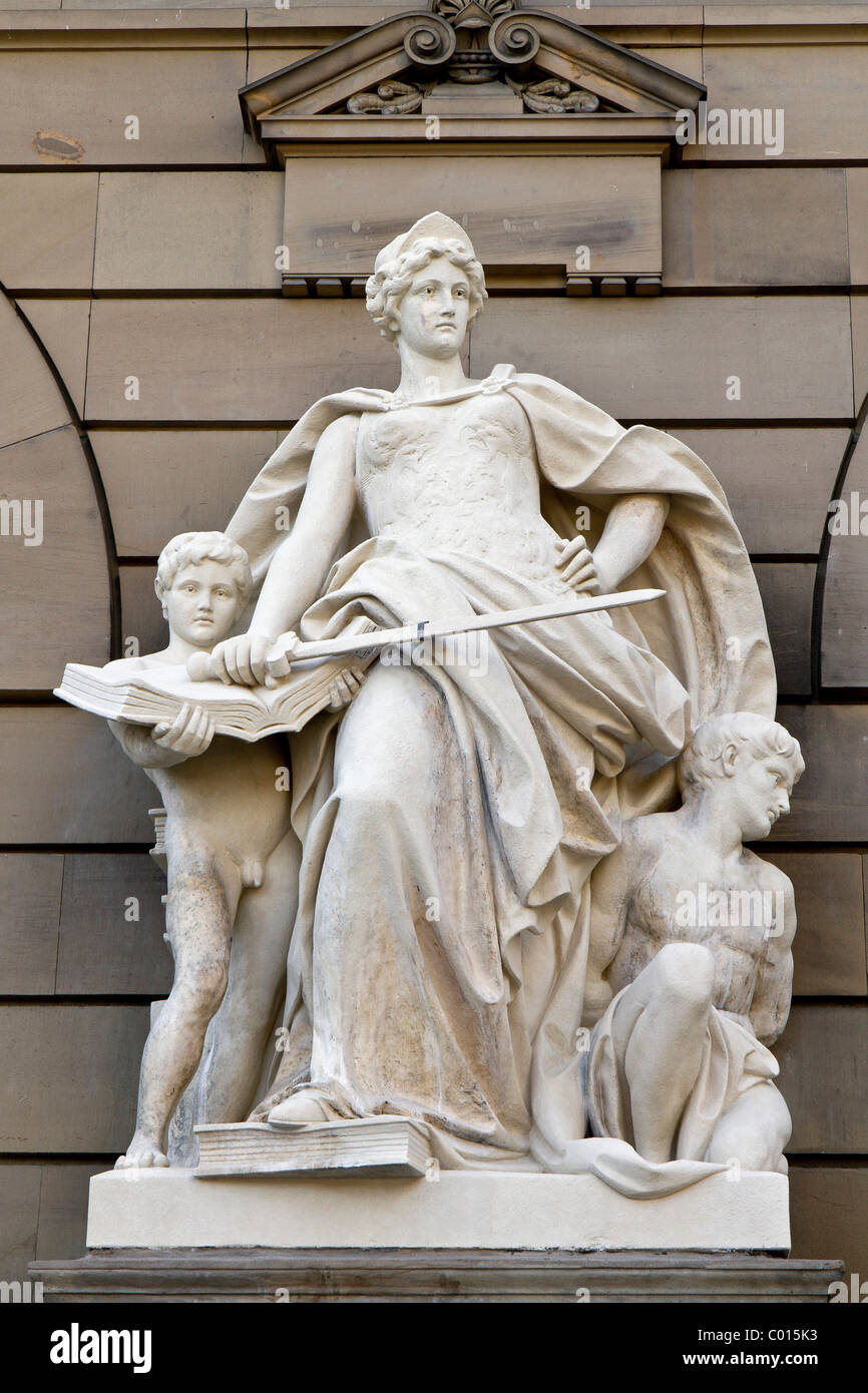 Justitia statua con la spada, courthouse in Olgastrasse, Ulm, Baden-Wuerttemberg, Germania meridionale, Europa Foto Stock