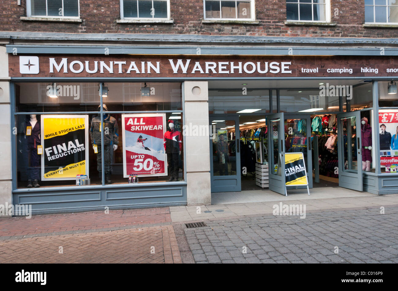 Magazzino di montagna abbigliamento outdoor shop in King's Lynn. Foto Stock