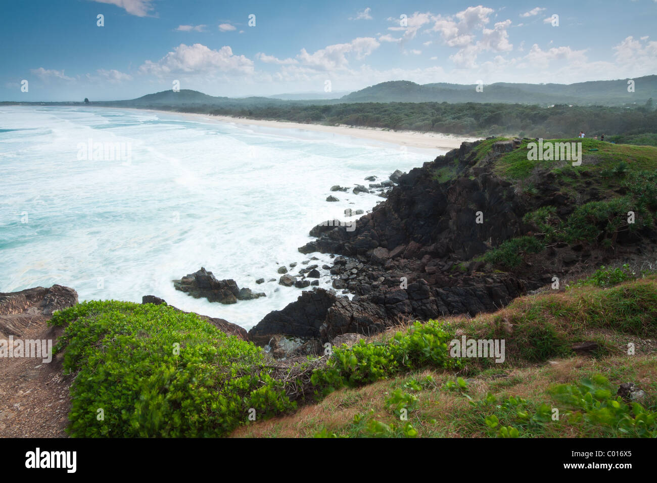 Australian seascape durante il giorno con una verde collina in primo piano (Cabarita Beach,NSW) Foto Stock