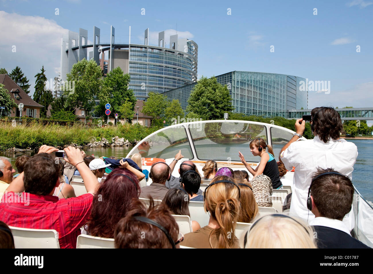 Gita in barca lungo il fiume presso il Parlamento europeo a Strasburgo, Alsazia, Francia, Europa Foto Stock