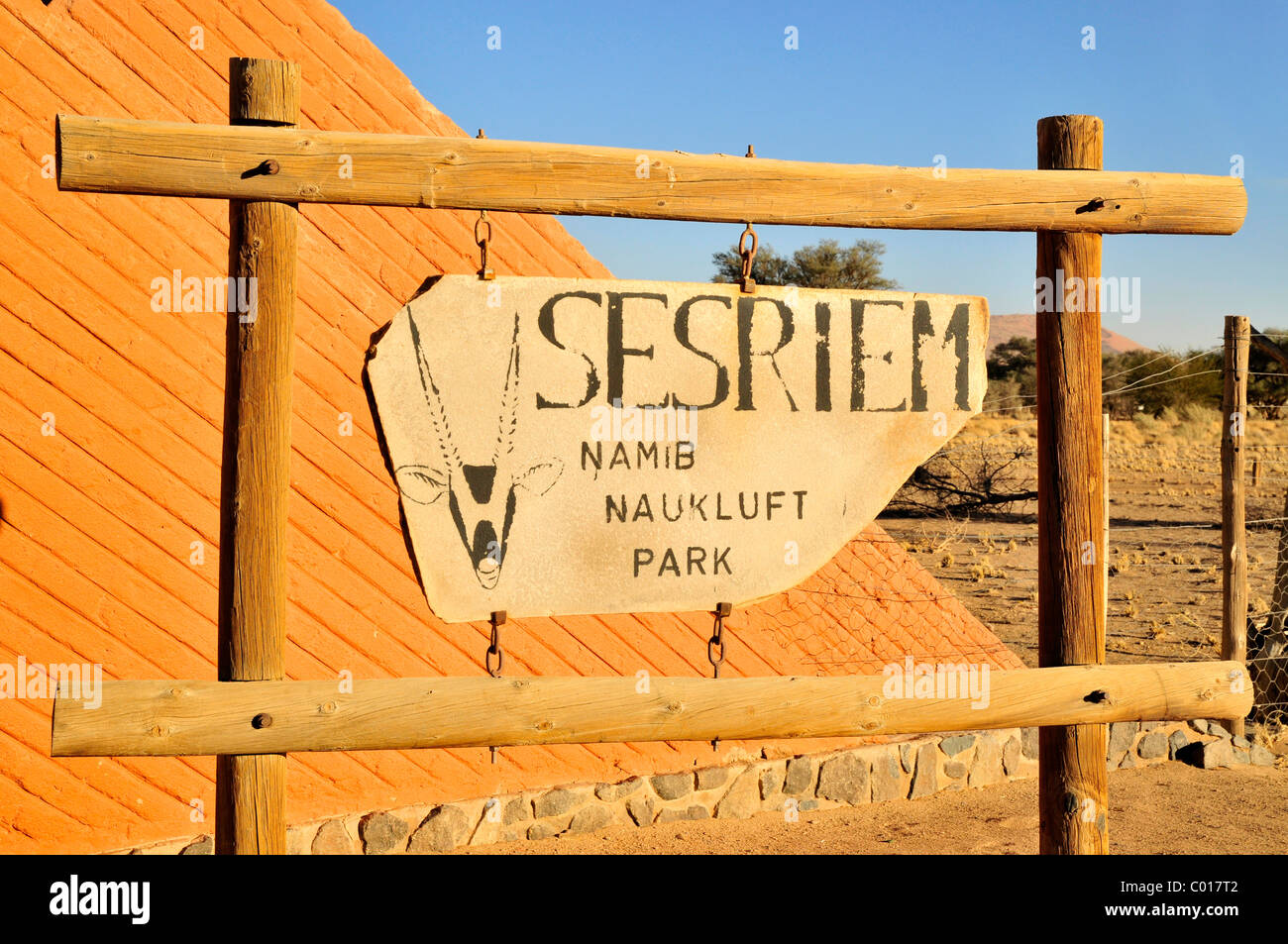 Firmare all'entrata del Namib Naukluft Park, a Sesriem, Namibia, Africa Foto Stock
