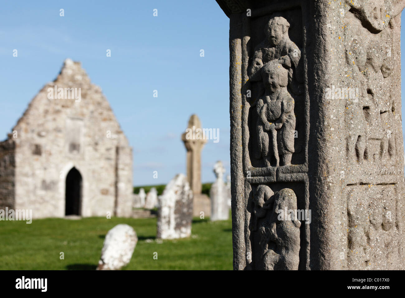 Dettaglio della copia della croce delle Scritture, una alta croce nel monastero di Clonmacnoise, County , Leinster, Repubblica di Irlanda Foto Stock