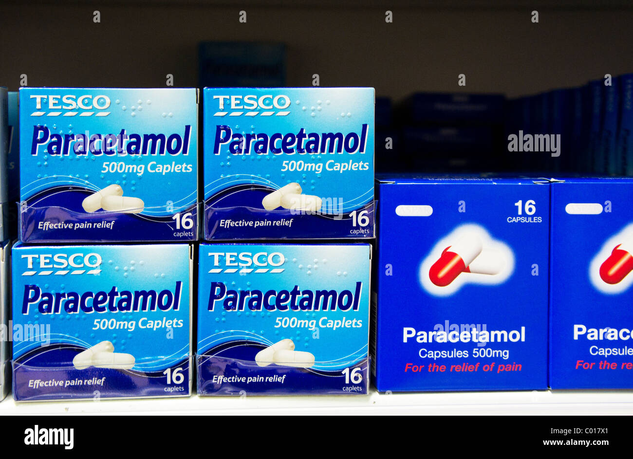 Pacchetti di ' il proprio marchio ' paracetamolo compresse in un negozio Tesco, Regno Unito Foto Stock