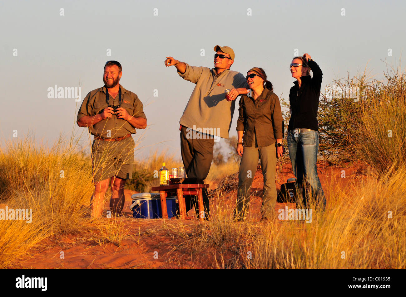I turisti al tramonto a bordo della salina a !Xaus Lodge, Kgalagadi Parco transfrontaliero, il Kalahari, Sud Africa Foto Stock