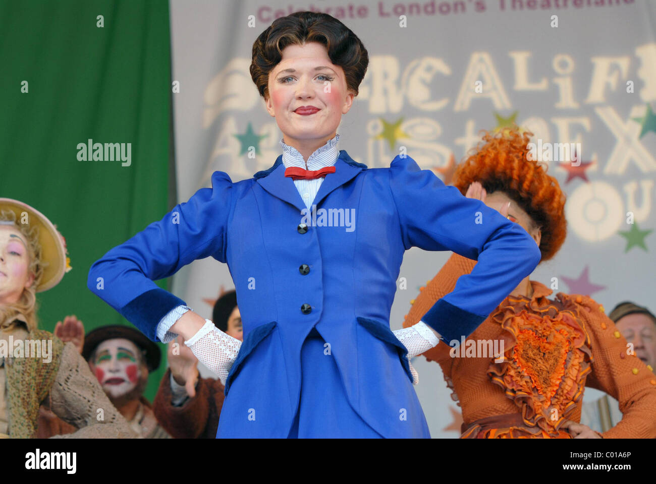 Mary poppins costume immagini e fotografie stock ad alta risoluzione - Alamy