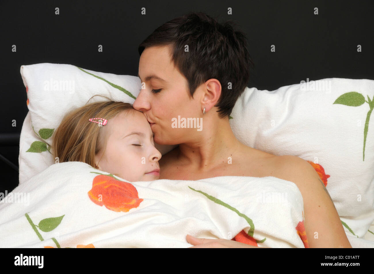 La madre, 35 anni, e mia figlia di 9 anni in letto Foto stock - Alamy