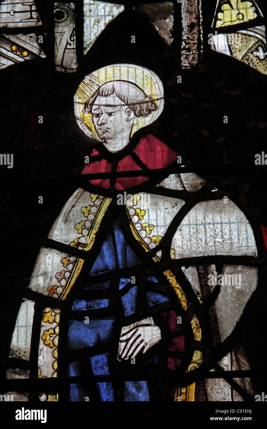 Un sedicesimo secolo vetrata raffigurante un santo, Battlefield Chiesa, Shropshire Foto Stock