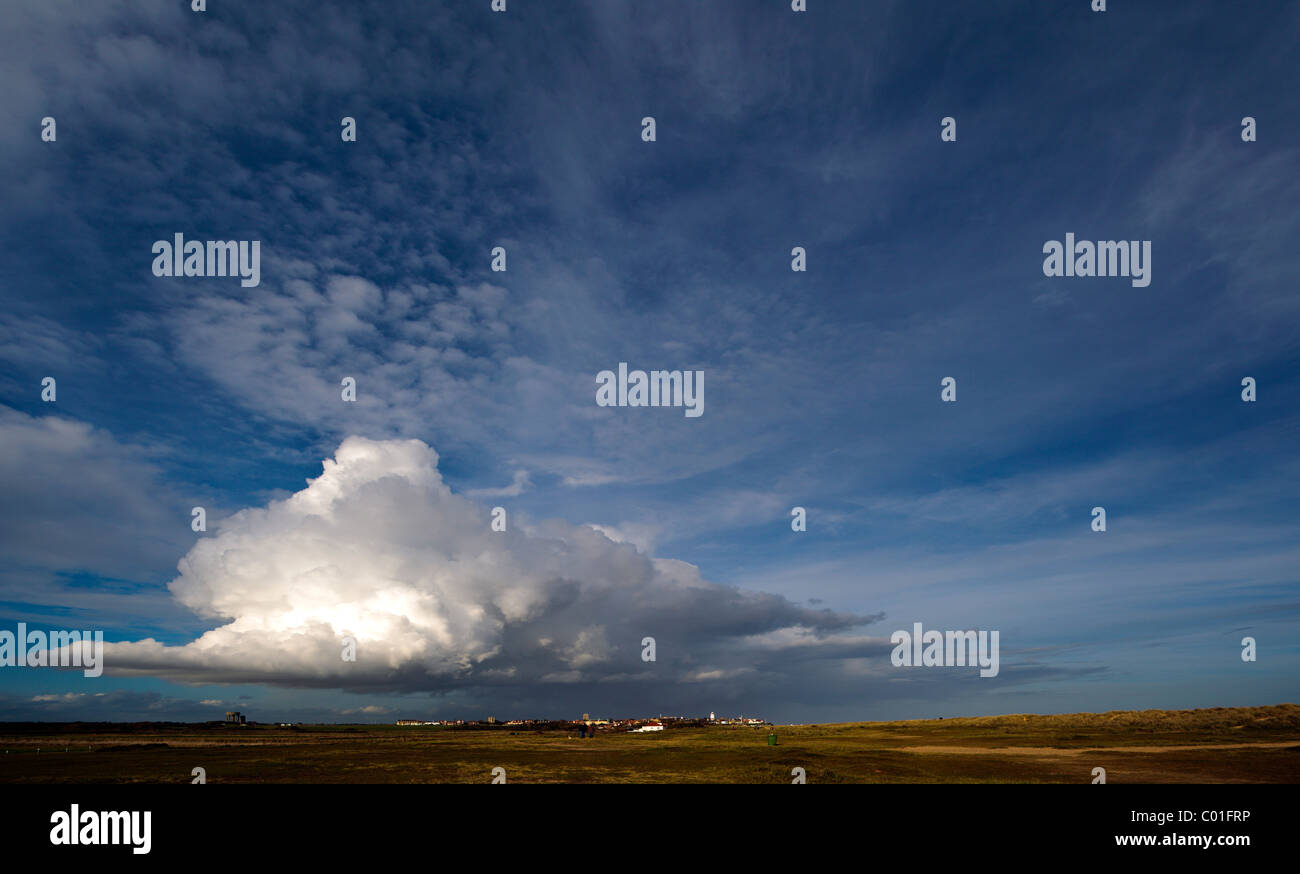 Grande tempesta nube su Southwold dal mare Inghilterra Suffolk REGNO UNITO Foto Stock