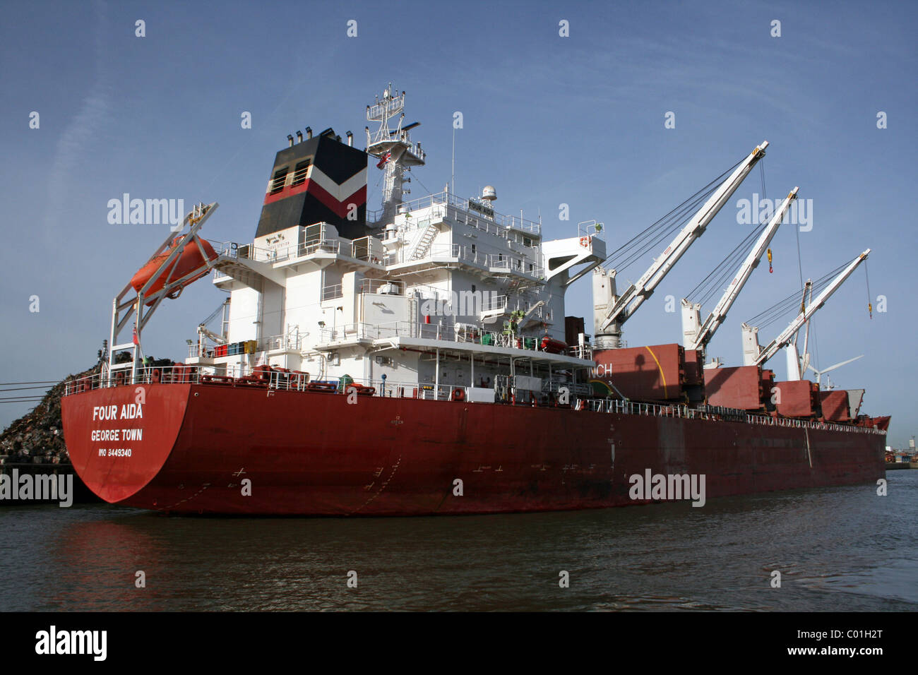 Quattro Aida Nave da carico a Liverpool Docks, REGNO UNITO Foto Stock