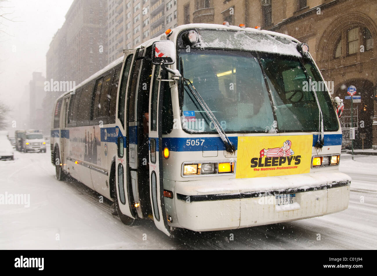 Manhattan, tempesta di neve, Gennaio 25, 2011, New York City, MTA M72 hanno attraversato l'autobus pubblico, Foto Stock