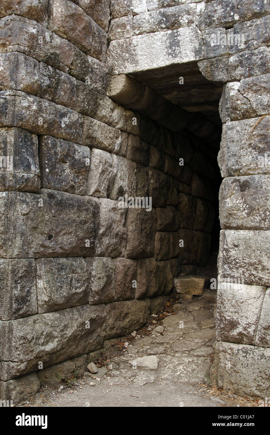 L'Albania. Butrinto. Mura ciclopiche della città antica, risalente al IV secolo A.C. Periodo ellenistico. Porta lago chiamato Gate. Foto Stock