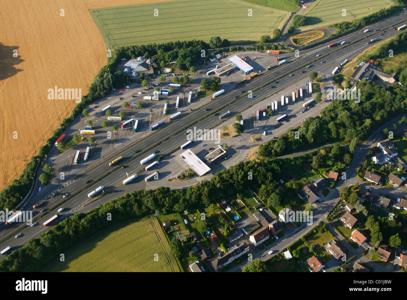 Vista aerea, autostrada A1, autostrada area di servizio, Schwerte Sued e Schwerte Nord, periodi di guida, area parcheggio per camion Foto Stock