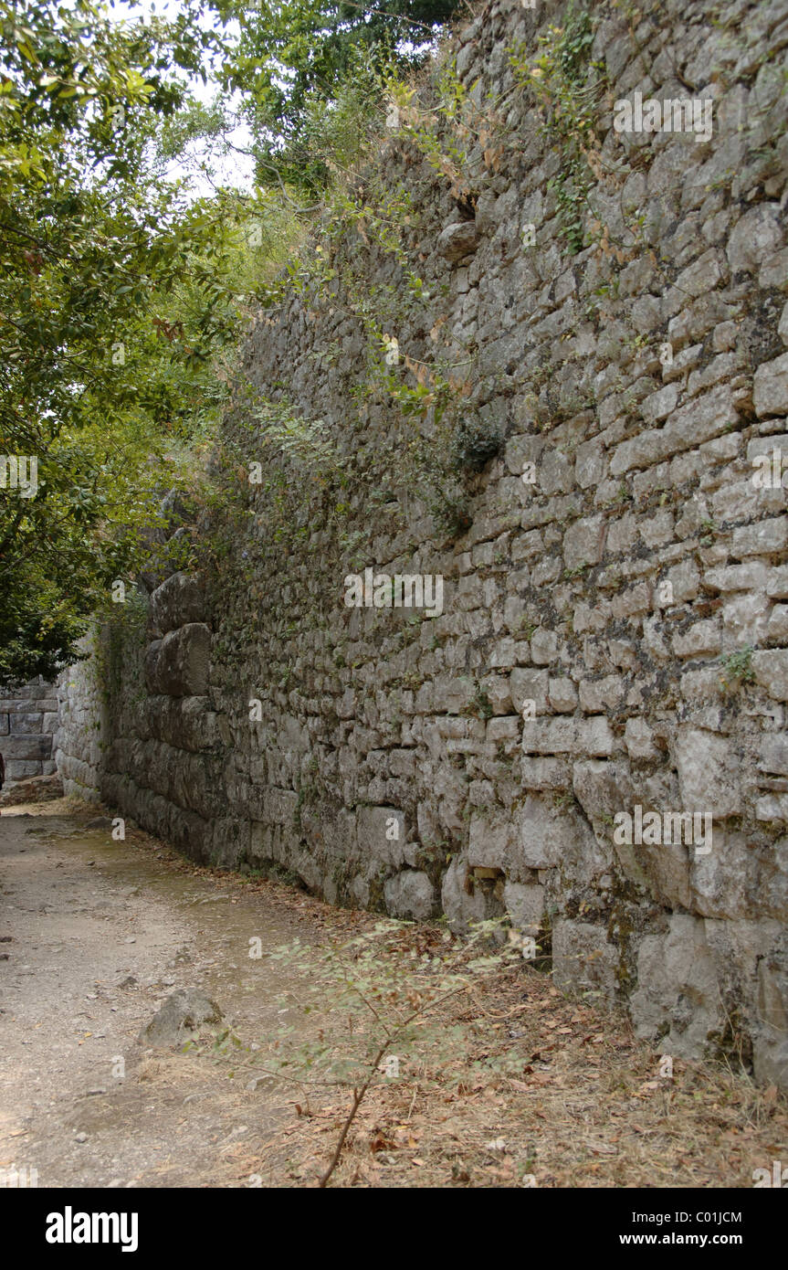 L'Albania. Butrinto. Mura ciclopiche della città antica, risalente al IV secolo A.C. Periodo ellenistico. Foto Stock
