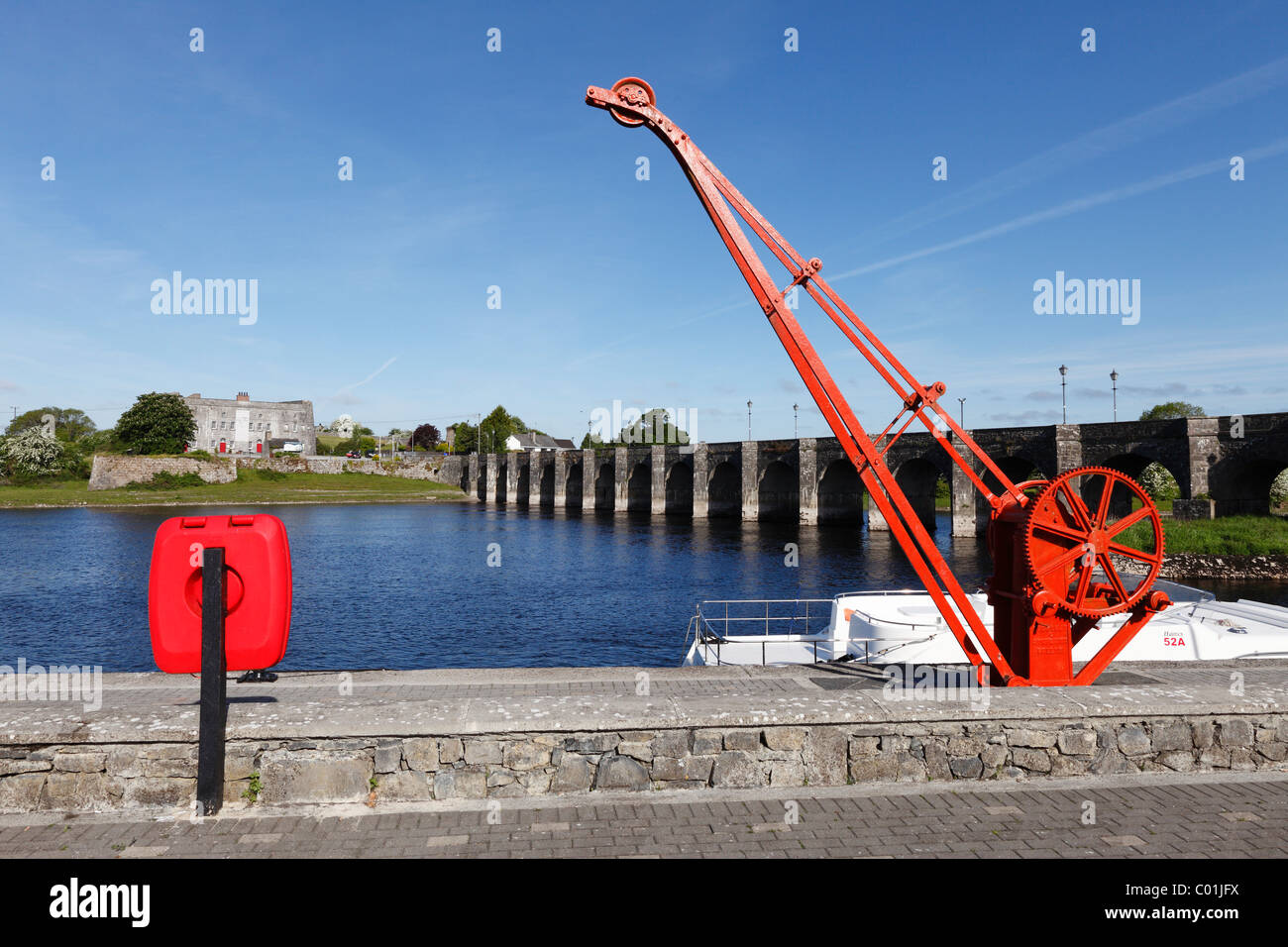Gru su un molo, Old Fort e il vecchio ponte sul fiume Shannon, Shannonbridge, nella contea di Offaly e Roscommon, Irlanda, Europa Foto Stock