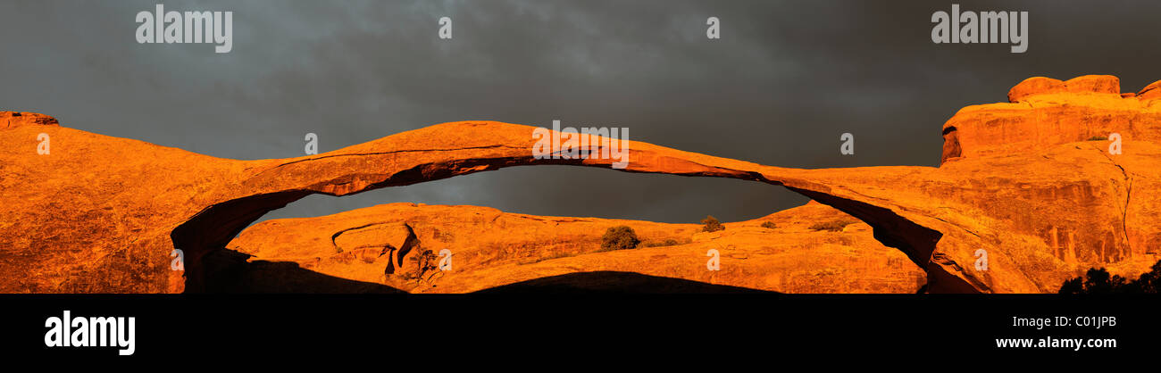 Vista panoramica, Landscape Arch di sunrise e di avvicinamento temporale, Arches National Park, Sud Ovest, STATI UNITI D'AMERICA Foto Stock
