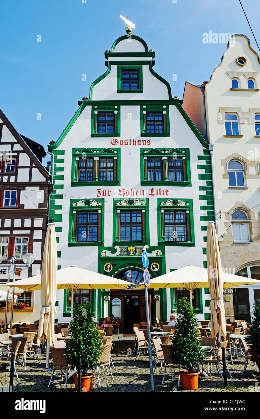 Architettura storica con tipiche case a graticcio, Zur Hohen Lilie Ristorante, Domplatz Domplatz di Erfurt, Turingia Foto Stock