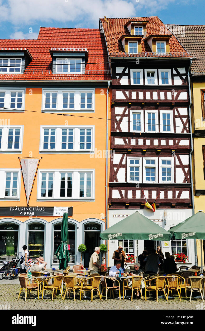 Architettura storica con tipiche case a graticcio, caffetterie e ristoranti, Domplatz Domplatz di Erfurt, Turingia Foto Stock