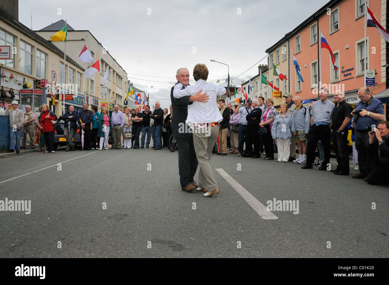 Irish coppia danzante sulla strada a Tullamore, nella contea di Offaly, Midlands, Irlanda, Europa Foto Stock