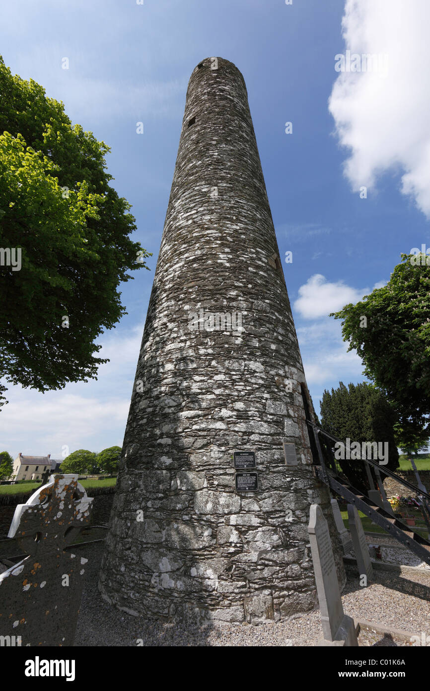 Round Tower, monastero Monasterboice, nella contea di Louth, provincia di Leinster, Repubblica di Irlanda, Europa Foto Stock