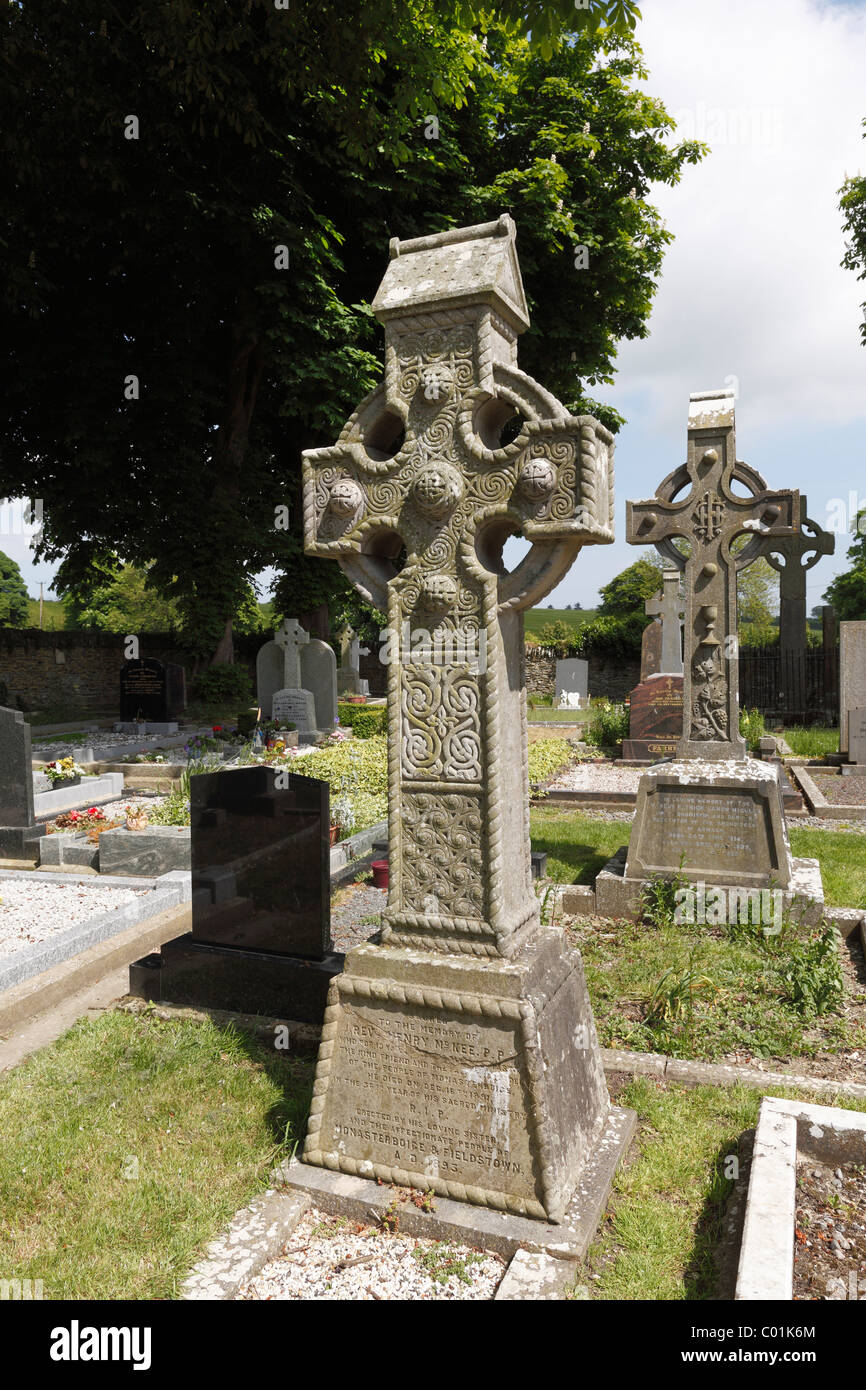 Croci celtiche sul cimitero, monastero Monasterboice, nella contea di Louth, provincia di Leinster, Repubblica di Irlanda, Europa Foto Stock