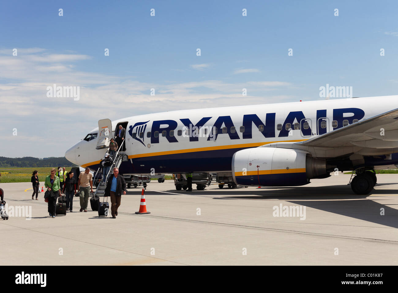 Boeing 737 piano della Irish compagnia aerea low-cost, Ryanair Memmingen airport, Baviera, Germania, Europa Foto Stock