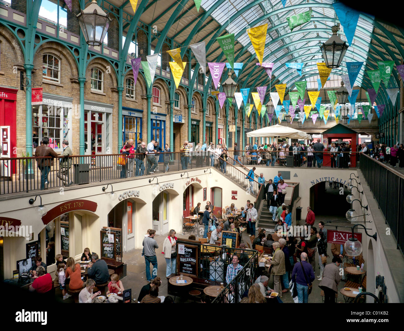 La galleria a cupola nel vecchio mercato di Covent Garden, ora una attrazione turistica, in The Strand, Londra, Regno Unito Foto Stock