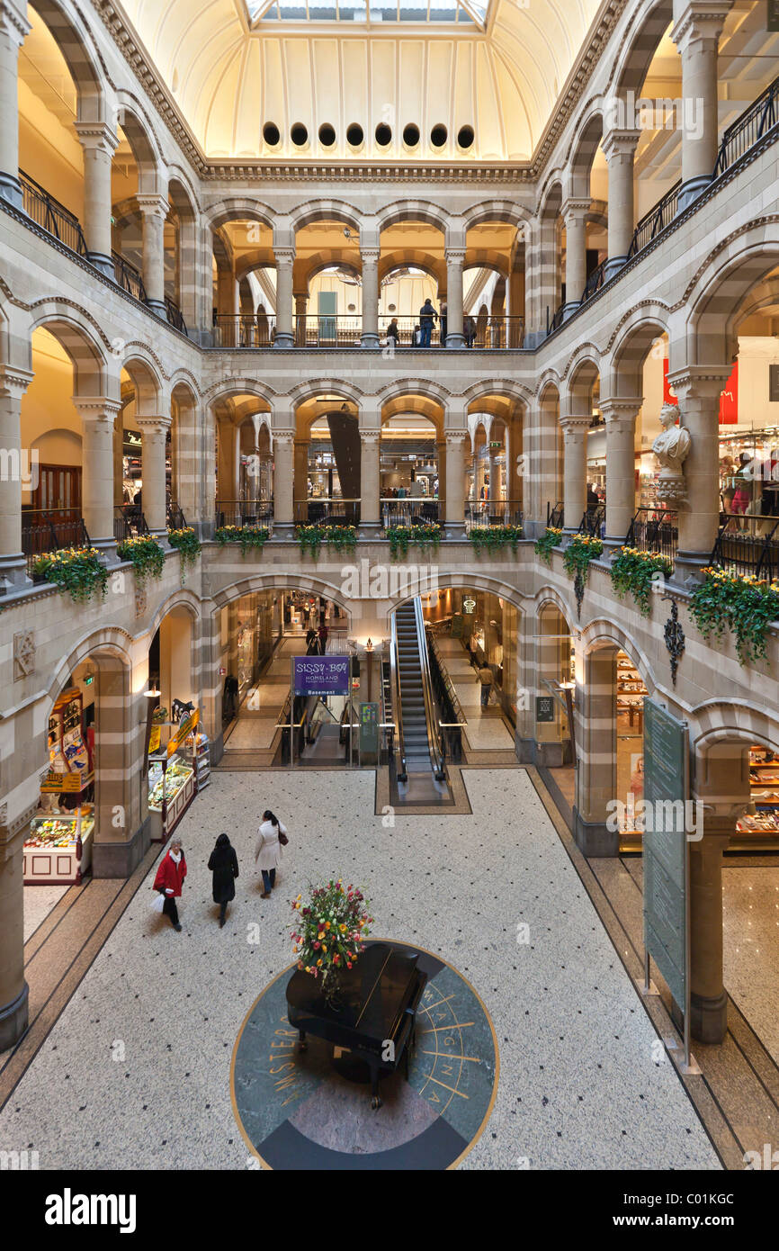 Portici nel cortile interno del centro commerciale Magna Plaza nel vecchio edificio della il principale ufficio postale Foto Stock