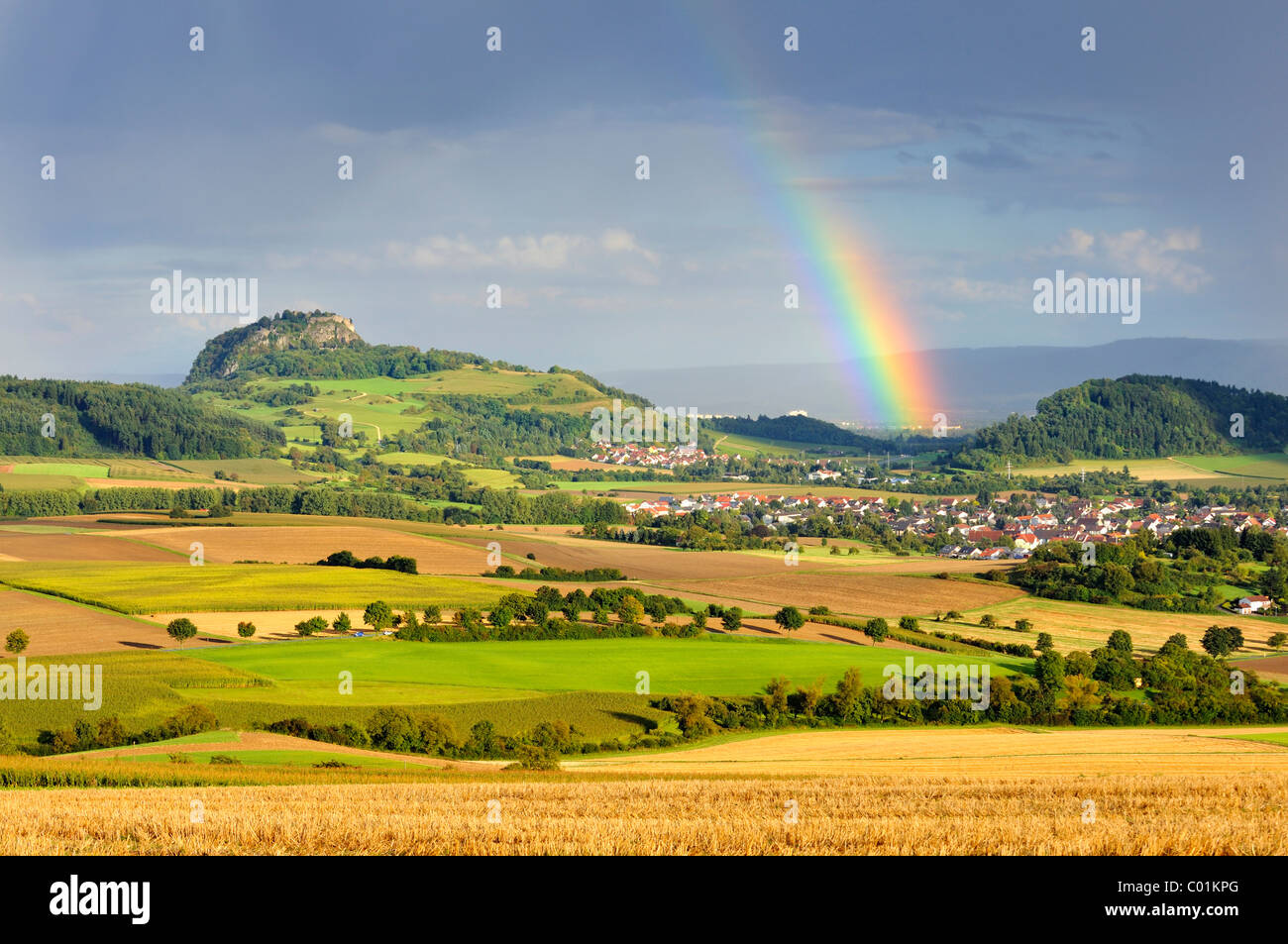 Vista su Mt. Hohentwiel e un arcobaleno, regione Hegau, Landkreis Konstanz county, Baden-Wuerttemberg, Germania, Europa Foto Stock