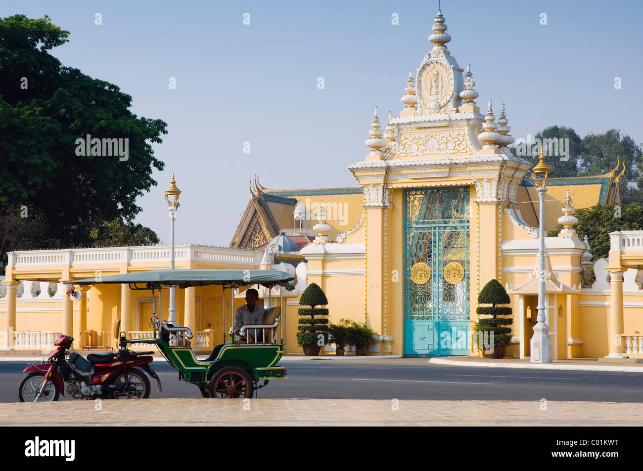Un Tuk Tuk taxi di fronte di Porta Vittoria, Palazzo Reale di Phnom Penh, Cambogia, Indocina, Asia sud-orientale, Asia Foto Stock