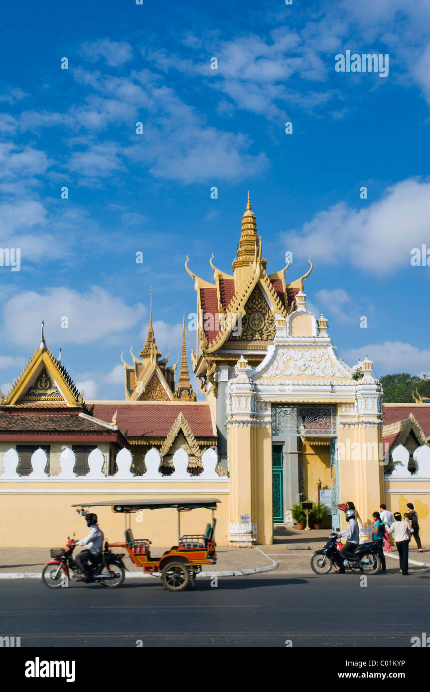 Un Tuk Tuk taxi di fronte al Palazzo Reale di Phnom Penh, Cambogia, Indocina, Asia sud-orientale, Asia Foto Stock
