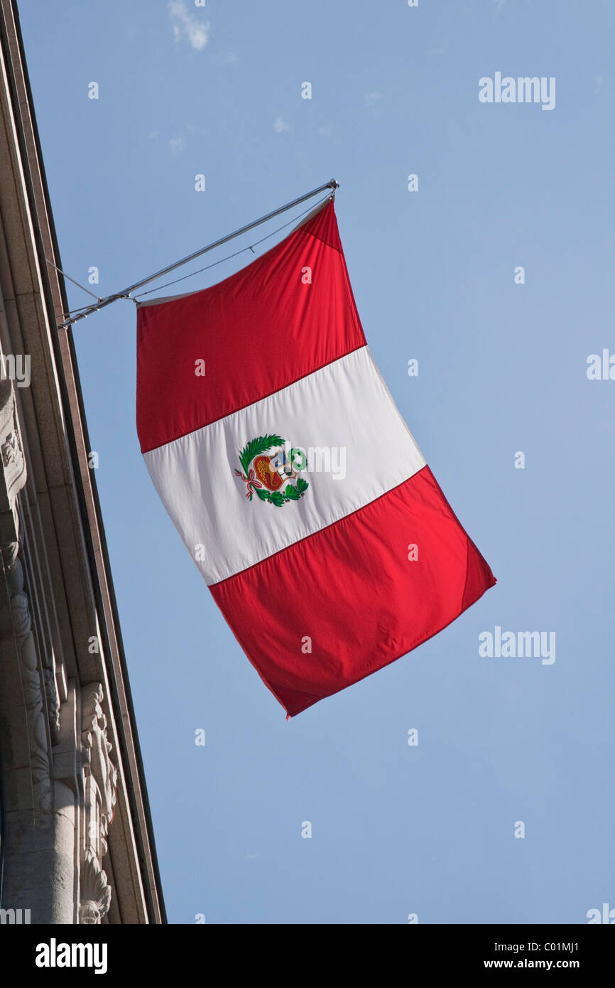 Bandiera della Repubblica del Perù al di fuori dell'Ambasciata, Berlino, Germania, Europa Foto Stock