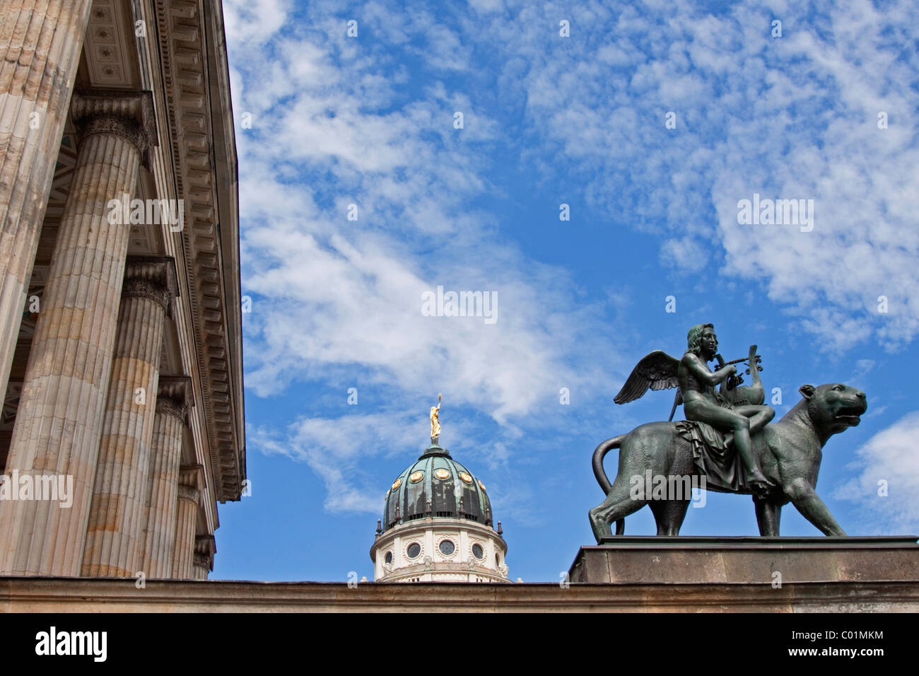 Statua, panther con il genio della musica su la Konzerthaus di Berlino, cupola della cattedrale francese sul retro, Gendarmenmarkt Foto Stock