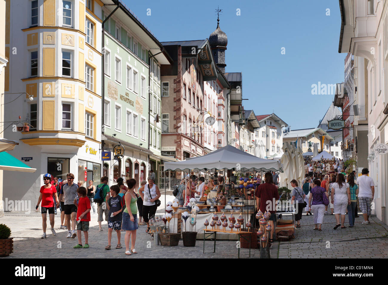 Il mercato della ceramica in Marktstraße, Market street, Bad Toelz, Isarwinkel, Alta Baviera, Baviera, Germania, Europa Foto Stock