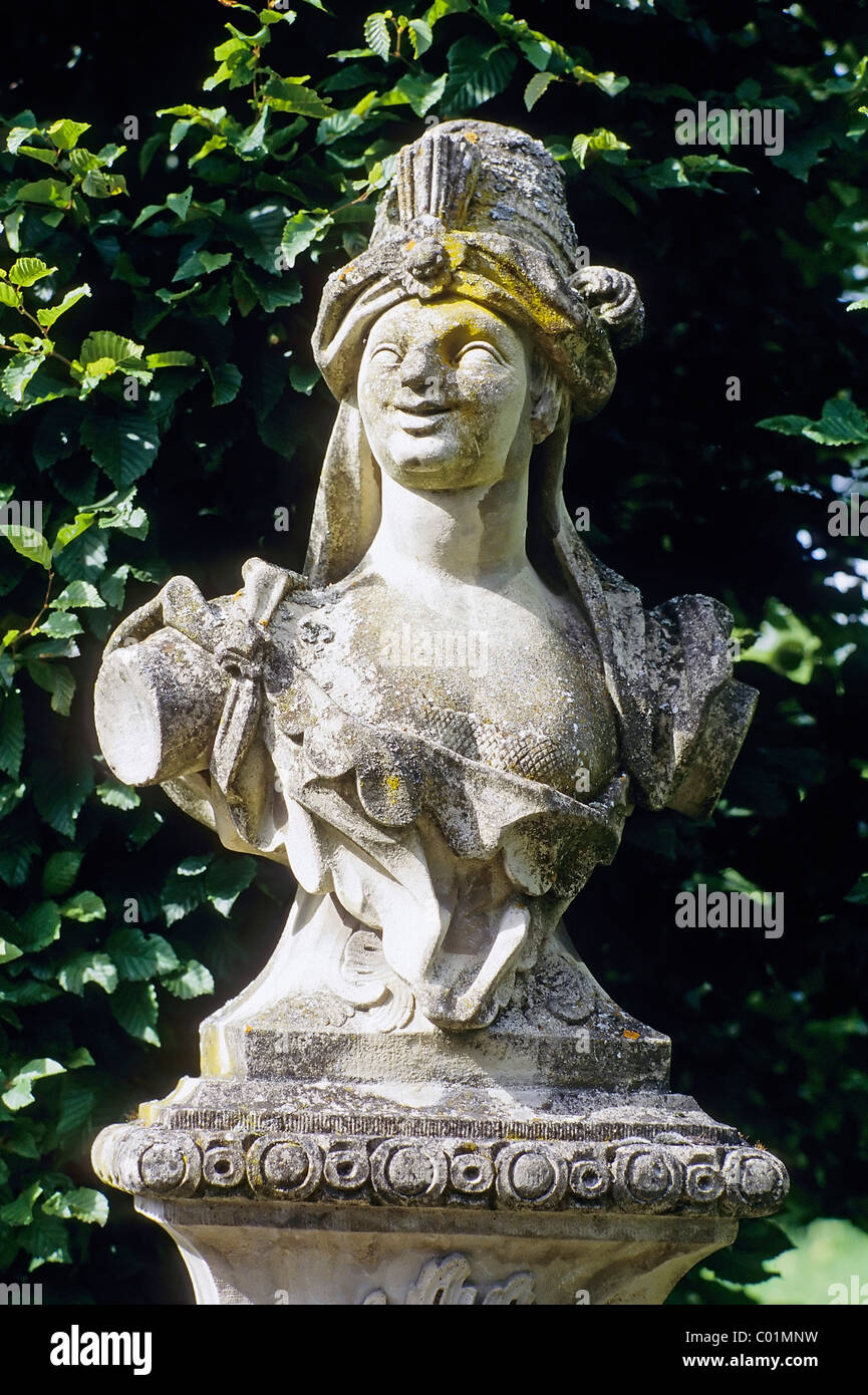 La scultura in pietra arenaria di una donna ridere da Ferdinand Tietz, giardino rococò, Schloss Veitshoechheim palazzo nei pressi di Würzburg Foto Stock