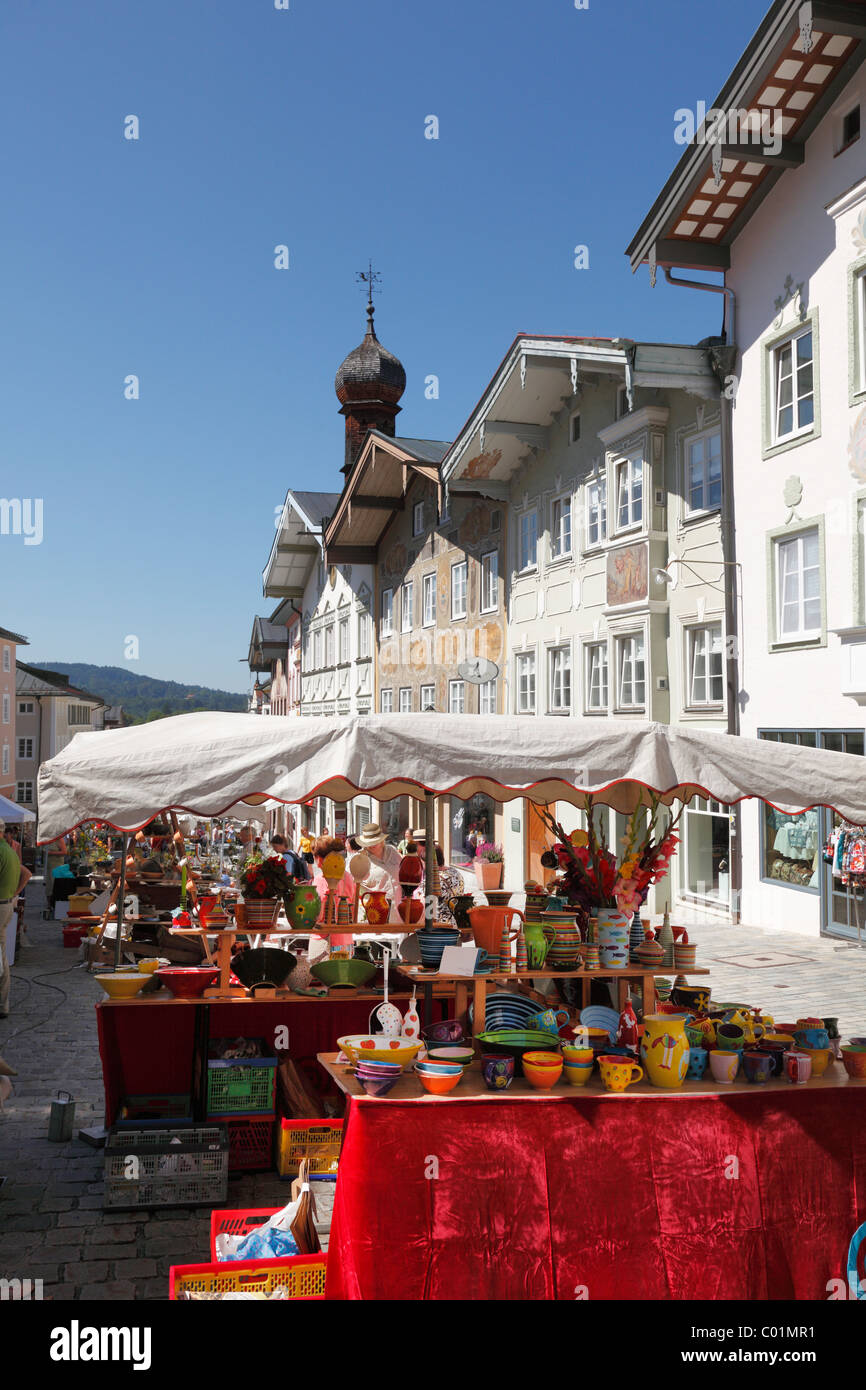 Il mercato della ceramica in Marktstraße, Market street, Bad Toelz, Isarwinkel, Alta Baviera, Baviera, Germania, Europa Foto Stock