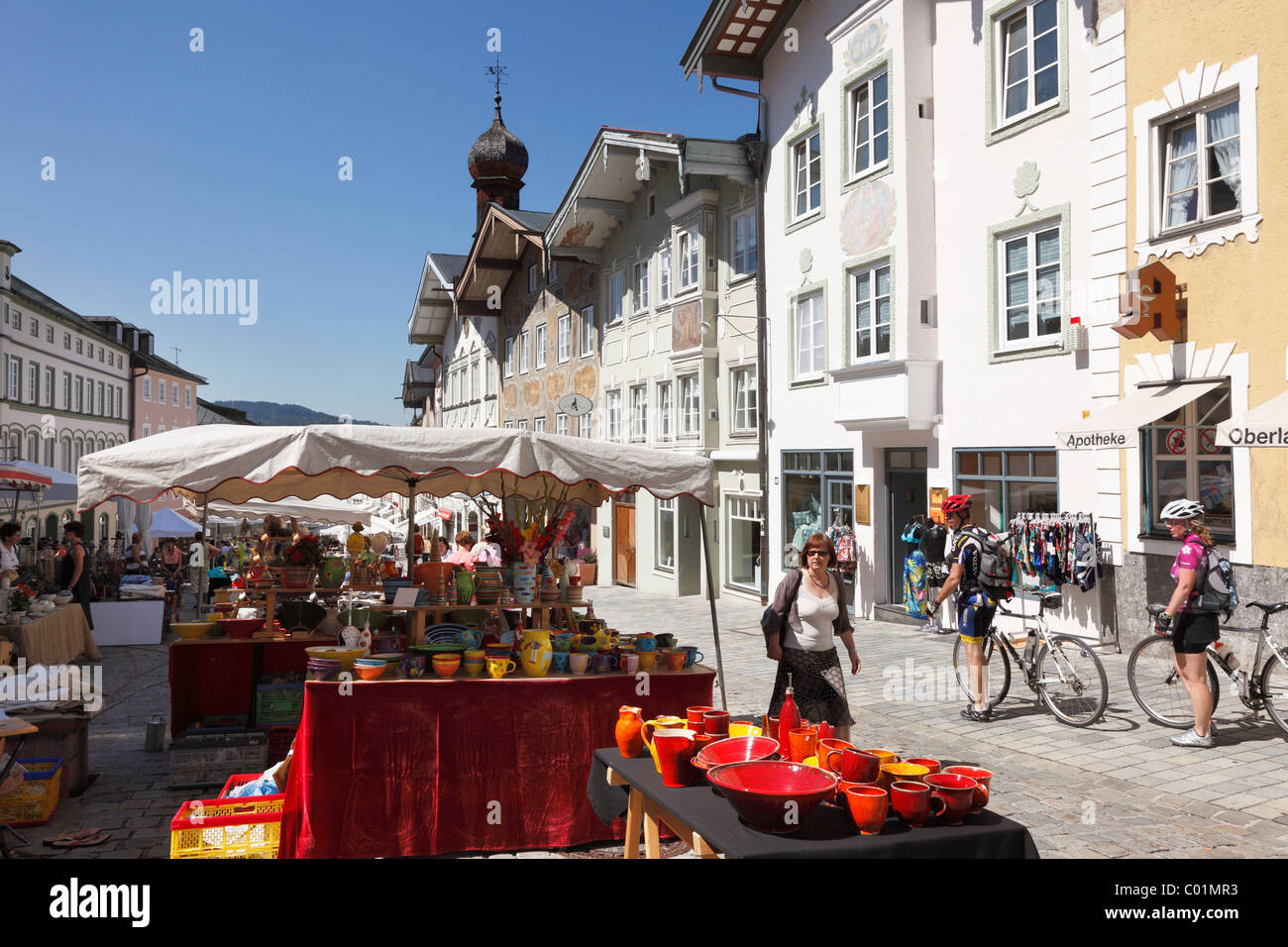 Il mercato della ceramica in Marktstraße, Market street, Bad Toelz, Isarwinkel, Alta Baviera, Baviera, Germania, Europa Foto Stock