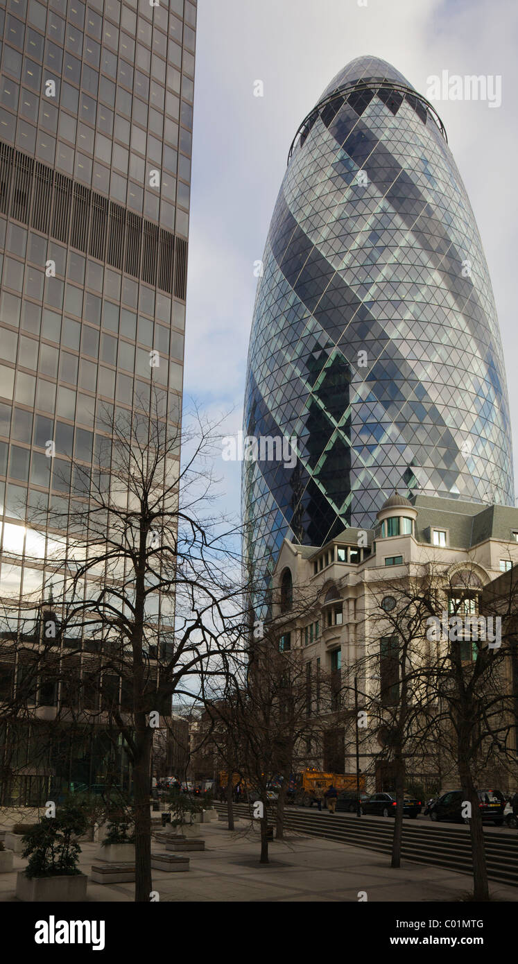 Una strada di Città scena compreso il cetriolino e Aviva Tower, città di Londra. Foto Stock