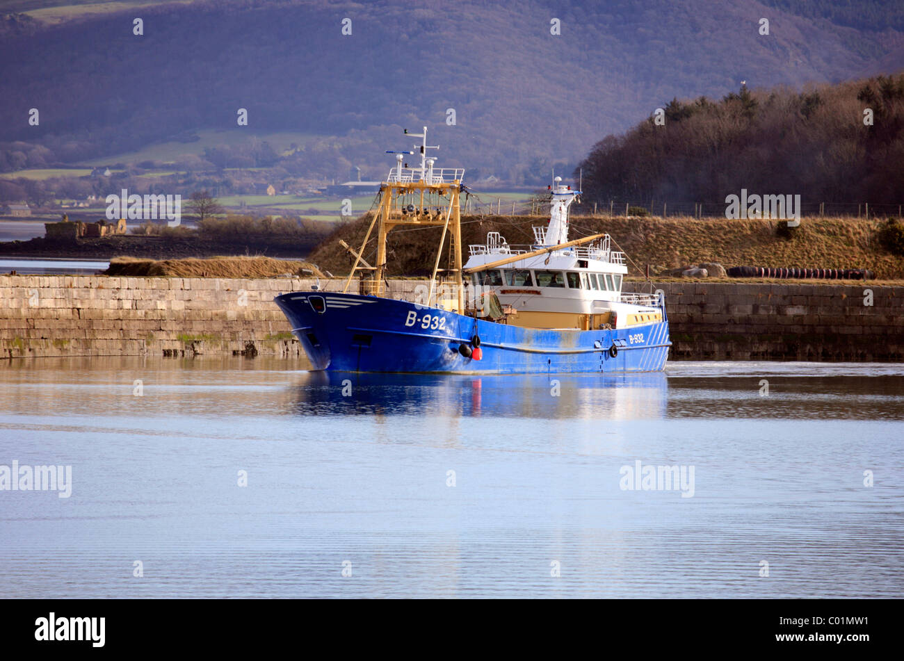 Cozza Draga Mare Gratia lasciando Bangor porto sul Menai stretto con le colline di Snowdonia in background Foto Stock