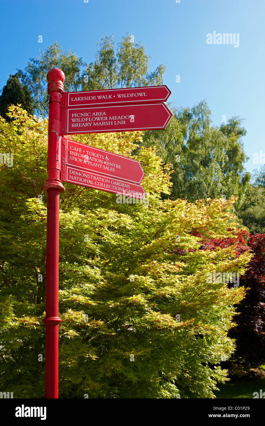 Golden Acre Park, segno rivolto alle molte attrazioni. Leeds, West Yorkshire Regno Unito Foto Stock