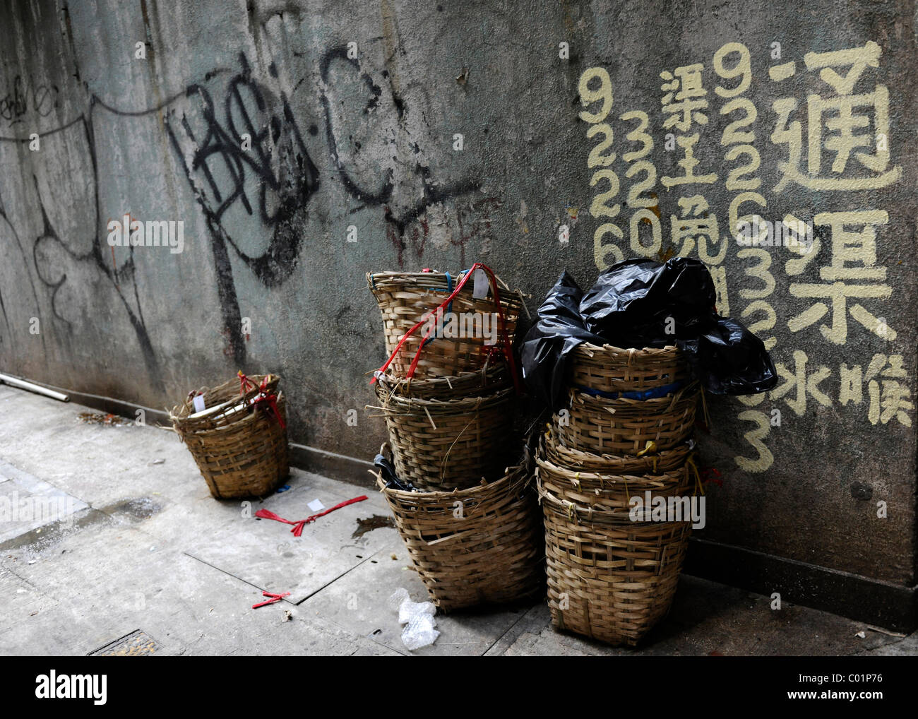 Cestini di paglia in un vicolo, Hong Kong, Cina, Asia Foto Stock