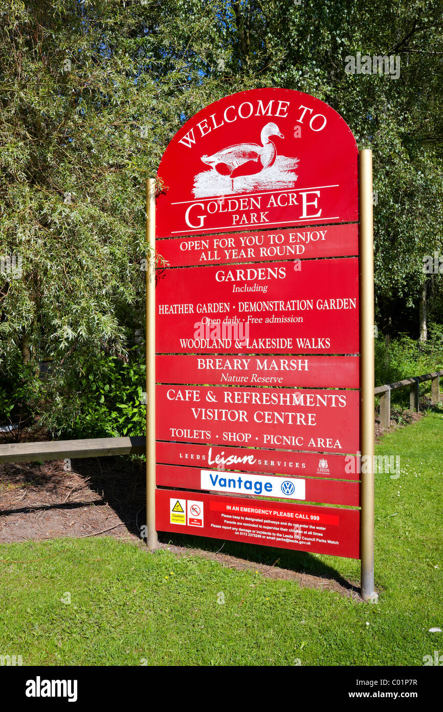 Golden Acre Park, segno di benvenuto elenca le sue numerose attrazioni. Leeds, West Yorkshire Regno Unito Foto Stock