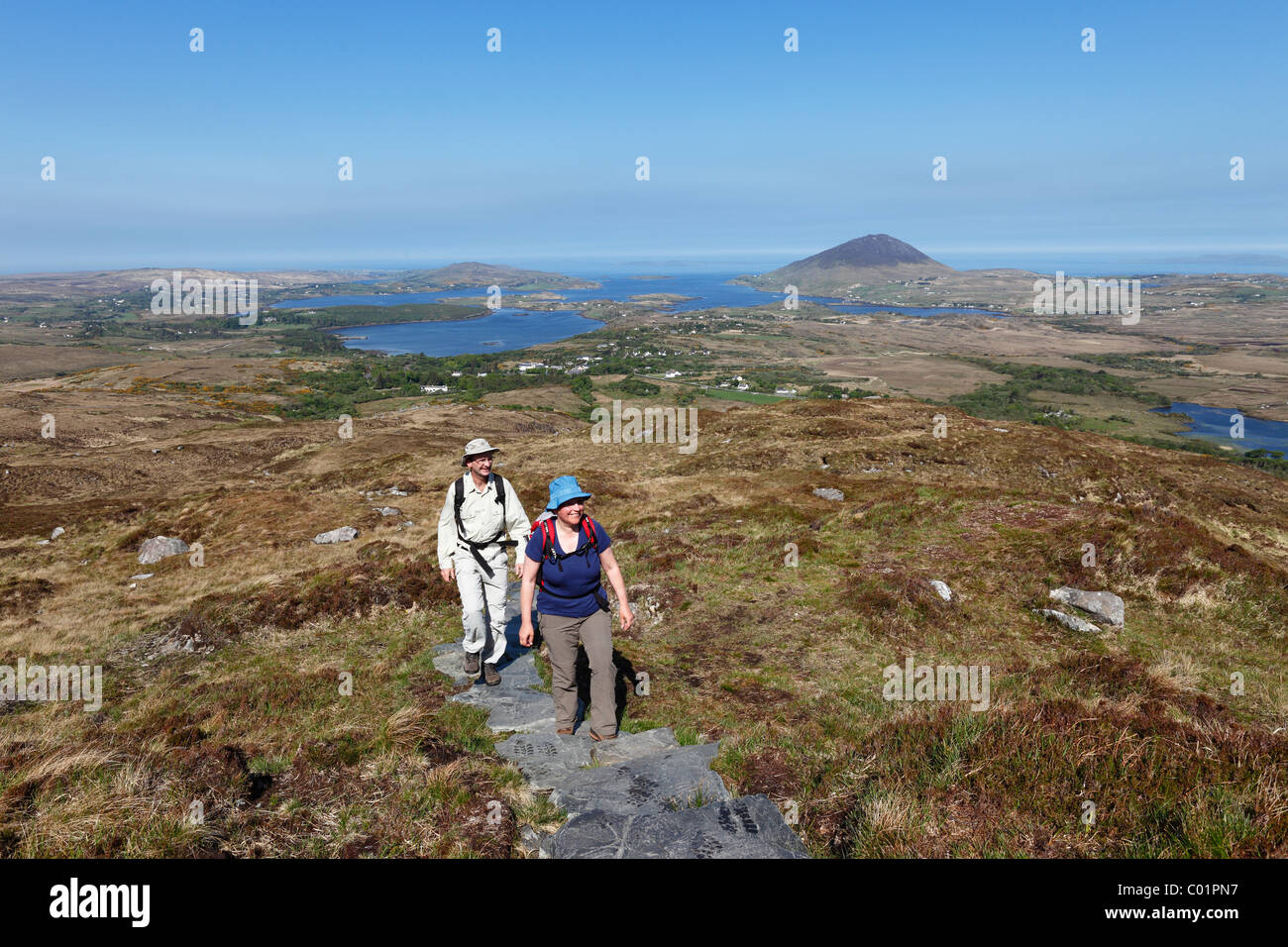 Gli escursionisti la scalata al Diamond Hill, il Parco Nazionale del Connemara, nella contea di Galway, Repubblica di Irlanda, Europa Foto Stock