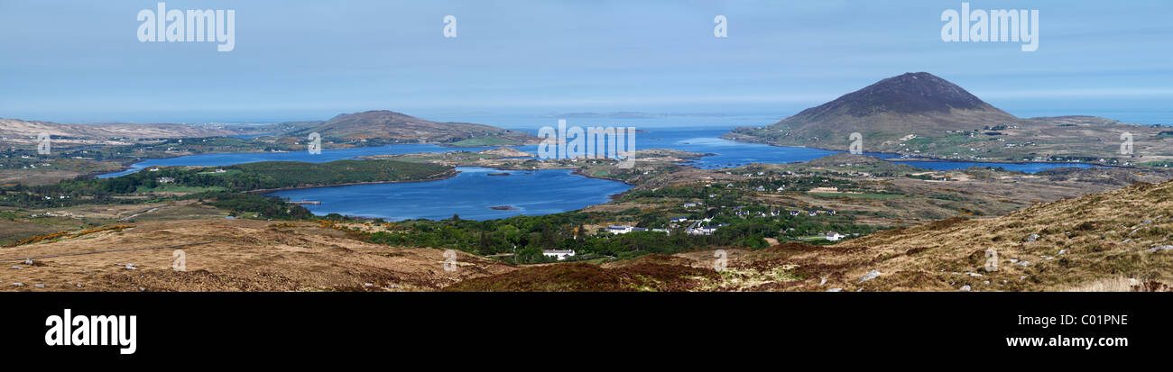 Vista panoramica dalla collina di diamante su Letterfrack e Ballynakill Harbour, il Parco Nazionale del Connemara, County , Repubblica di Irlanda Foto Stock