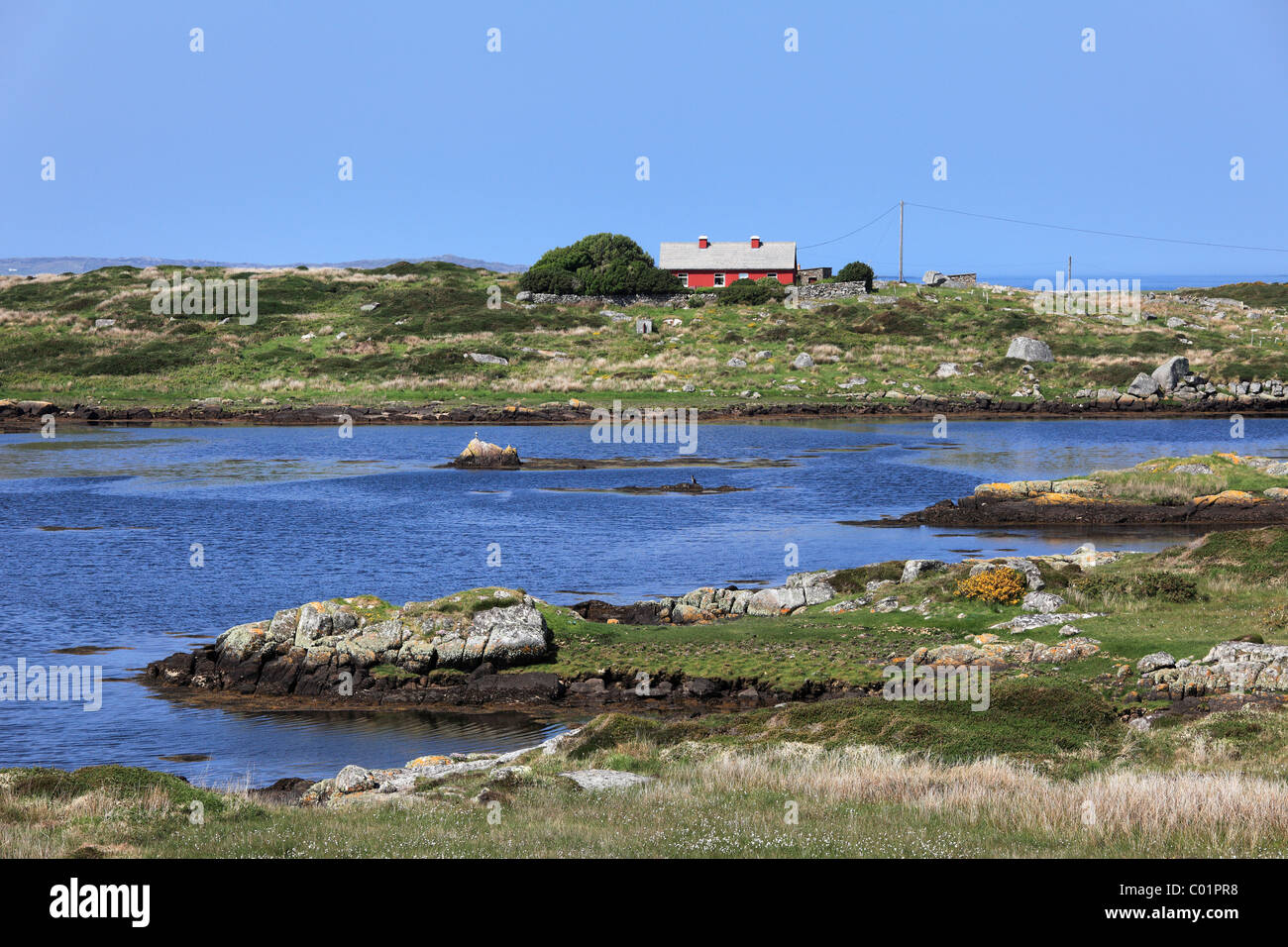 Il lago e il paese vicino casa Cleggan, Connemara, nella contea di Galway, Repubblica di Irlanda, Europa Foto Stock