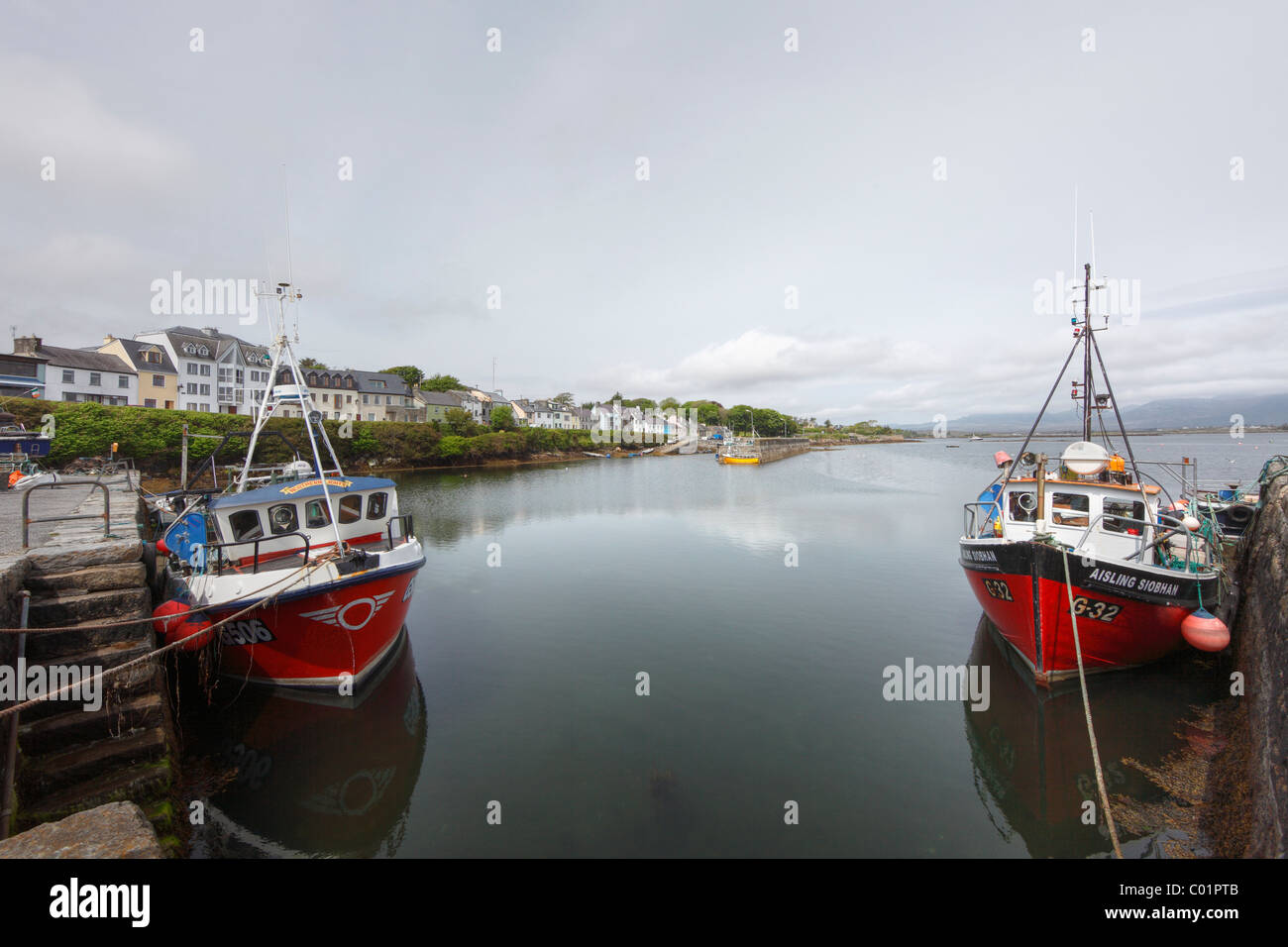 Porto di pesca in Roundstone, Connemara, nella contea di Galway, Repubblica di Irlanda, Europa Foto Stock
