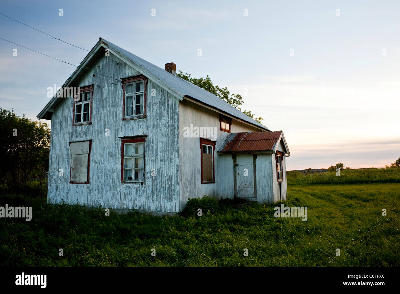 Abbandonato il vecchio casa in legno al crepuscolo, Gimsefjorde, Norvegia, Scandinavia, Europa Foto Stock