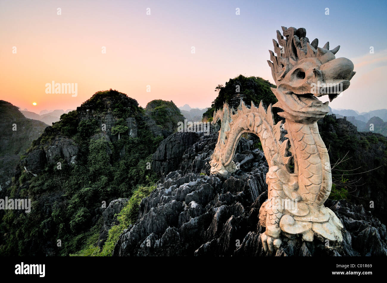 Dragon su una collina del carso, nei pressi di Ninh Binh, secco Halong Bay, Vietnam, sud-est asiatico Foto Stock