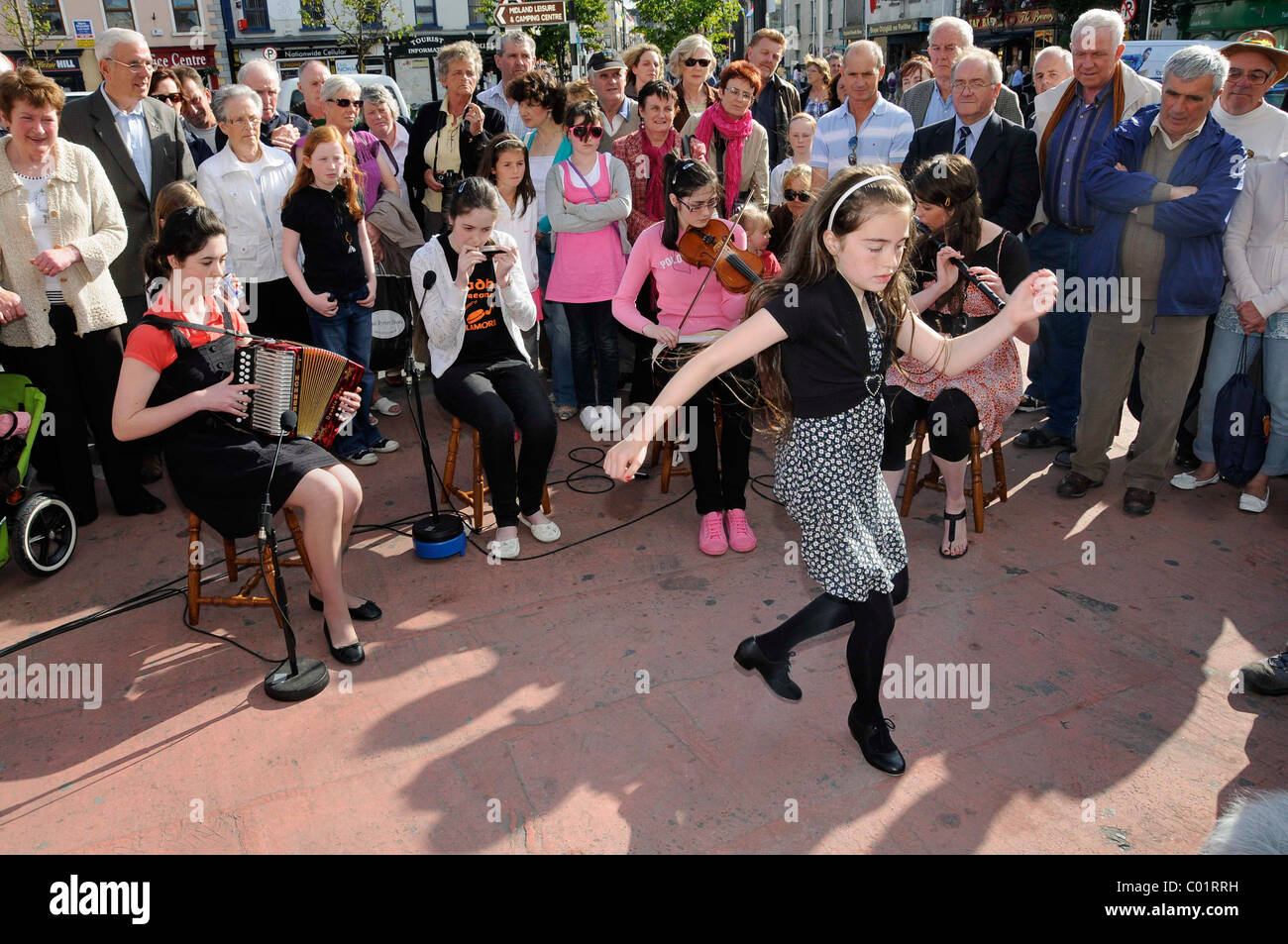 Popolo irlandese a fare musica e ballare insieme, folclore irlandese al Fleadh Cheoil 2009, il più grande festival di tradizionali Foto Stock