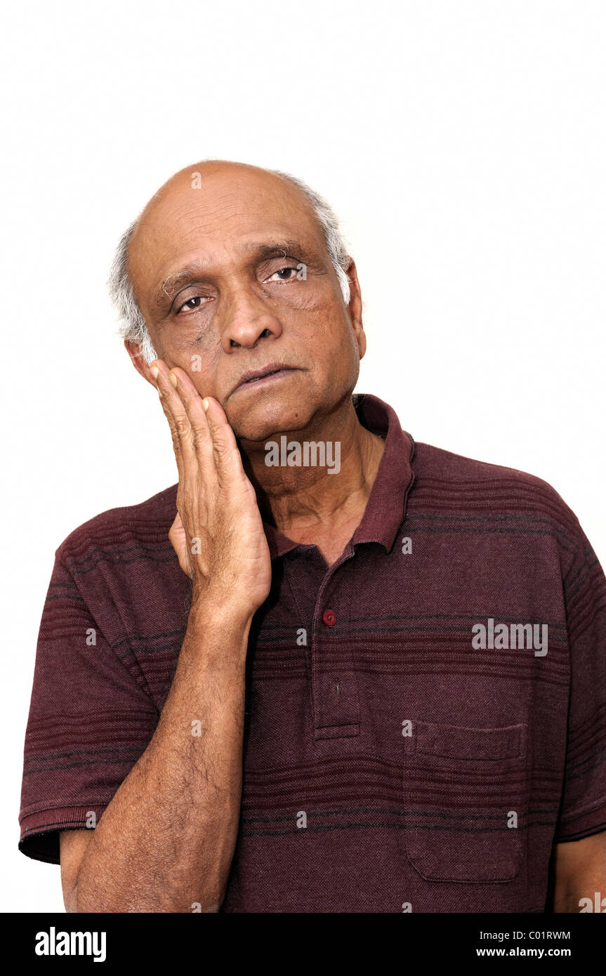 Un anziano uomo indiano guardando molto triste Foto Stock